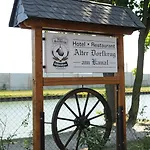 Alter Dorfkrug Am Kanal Otel 3*