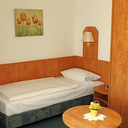 Hotel Alter Dorfkrug Am Kanal 3*