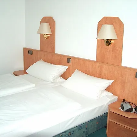 Alter Dorfkrug Am Kanal Otel 3*