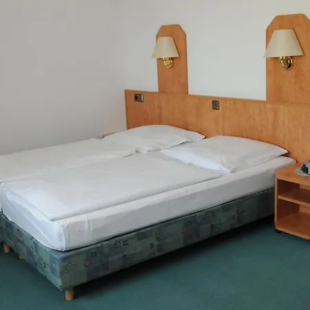 Alter Dorfkrug Am Kanal Otel 3*